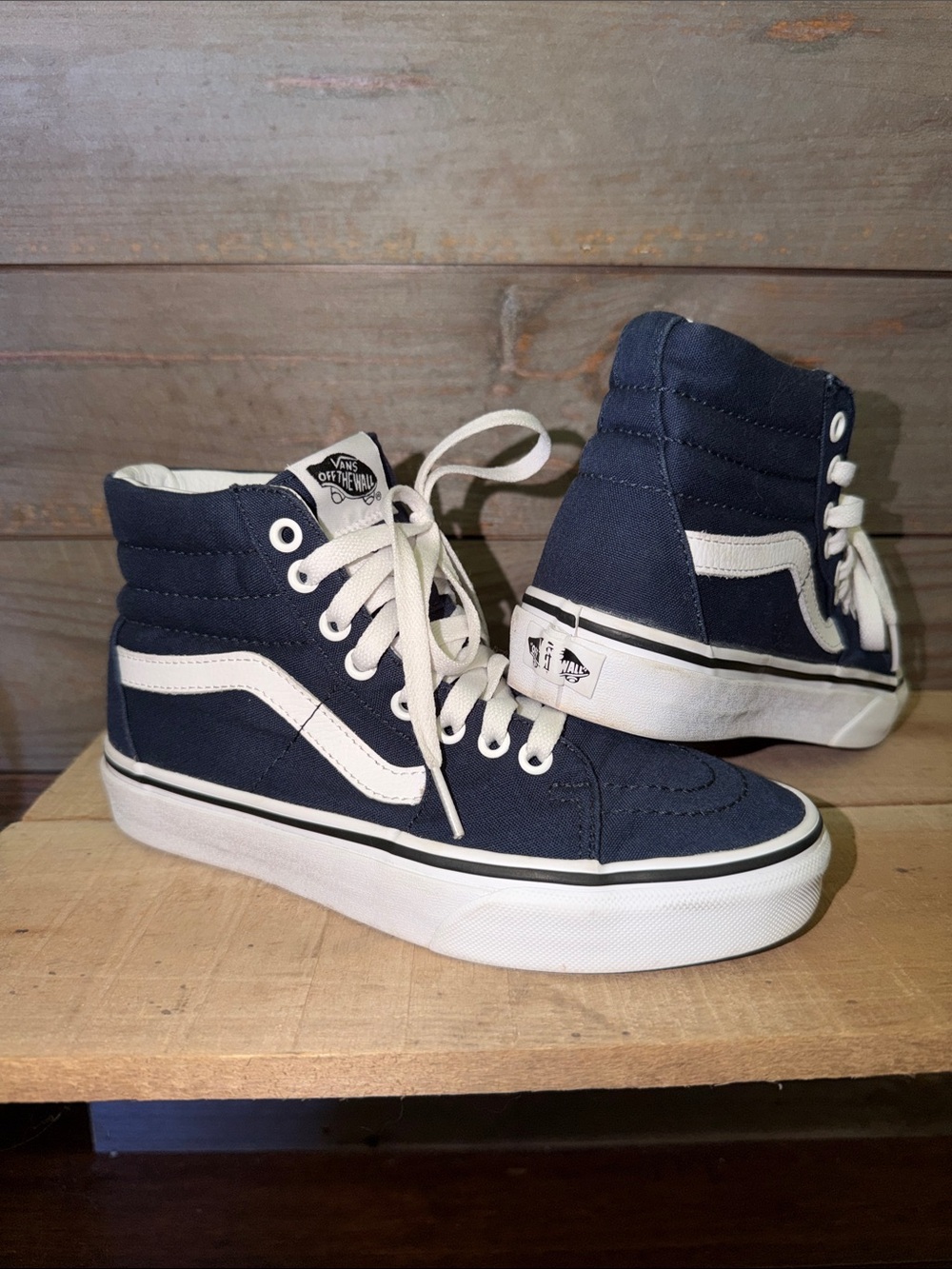 Vans Kids/Men’s size 5 women’s size 6.5. High-Top Sneakers in Navy and White